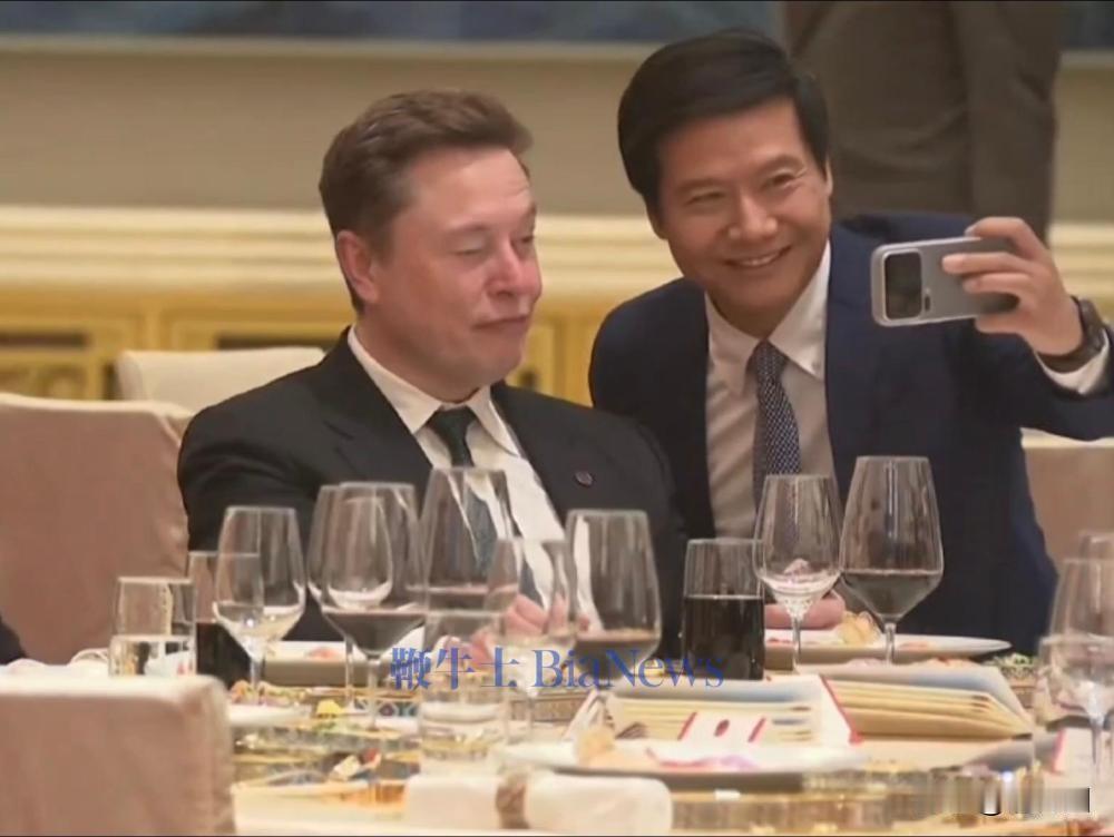 昨晚那张照片我反复看了好几遍。雷军半蹲着举手机，马斯克坐着眨眼——就这么几秒钟的