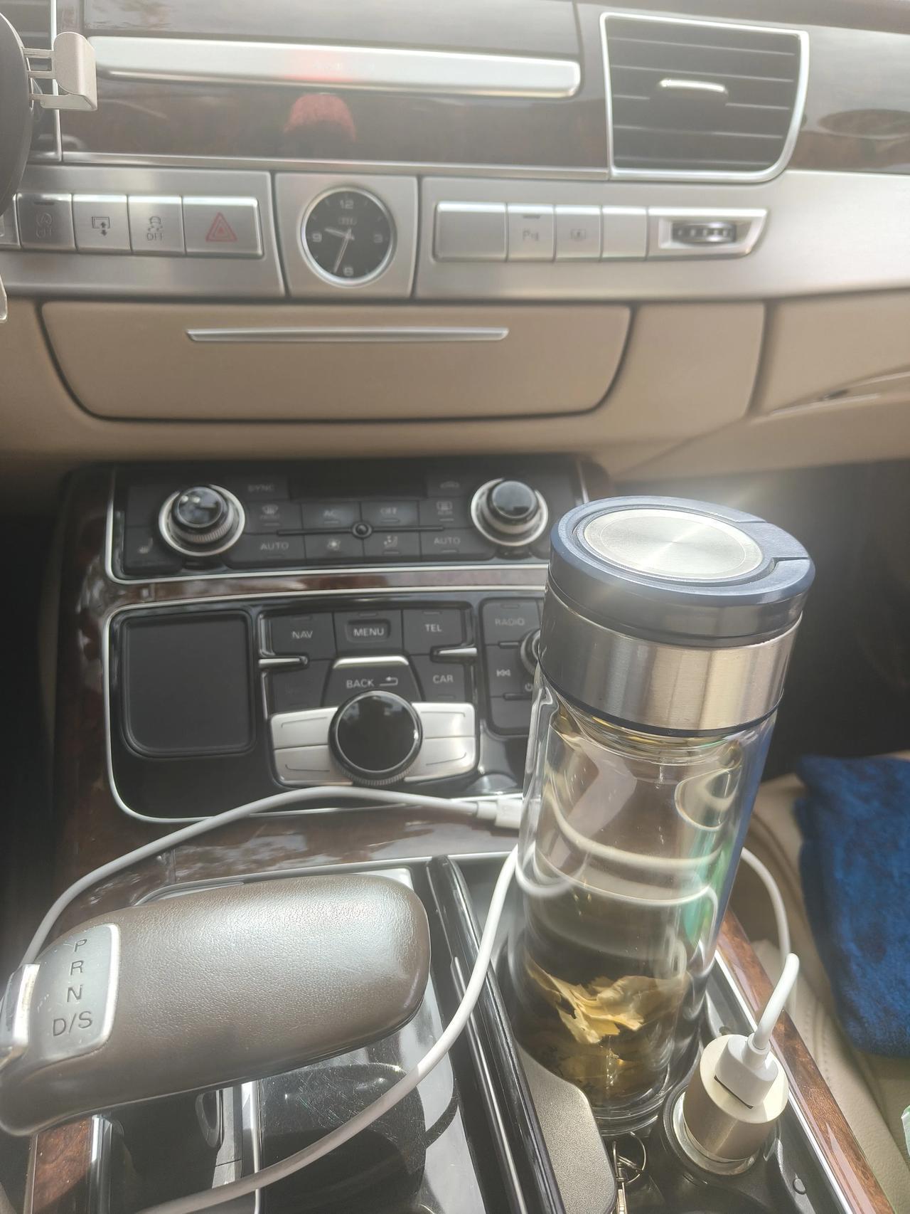 车内小确幸：一杯暖茶，一路相伴。考一考老司机，看我这张图片知道是什么车吗？陪我1