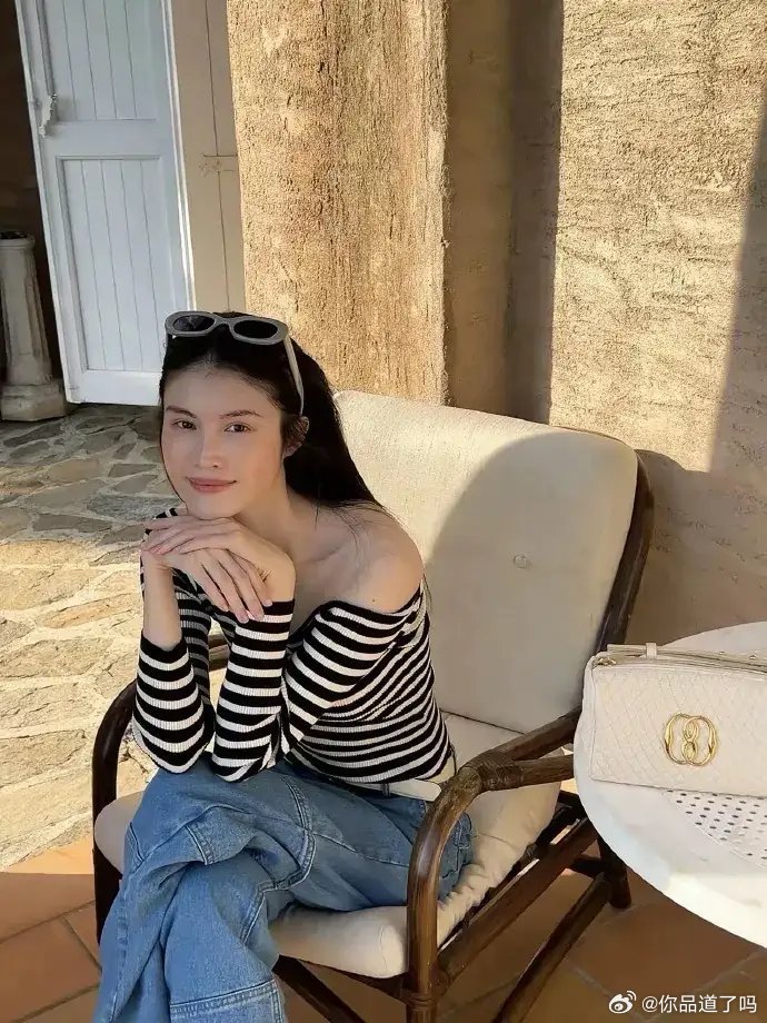 何穗当妈之后状态直接回春！一身露肩条纹衫配牛仔裤，又时髦又高级，气质绝了！ 