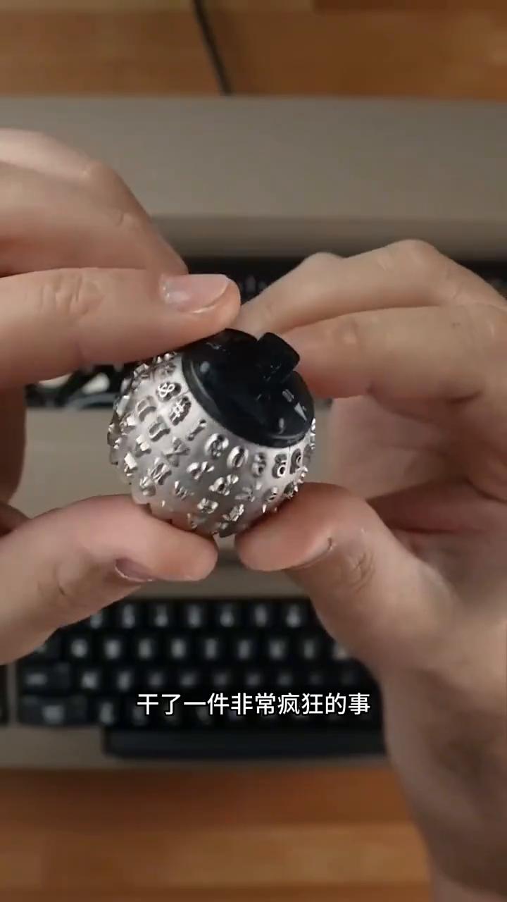 球形打字机。
别被它的外形骗了，这可不是什么电子设备，而是一台诞生于上世纪60年