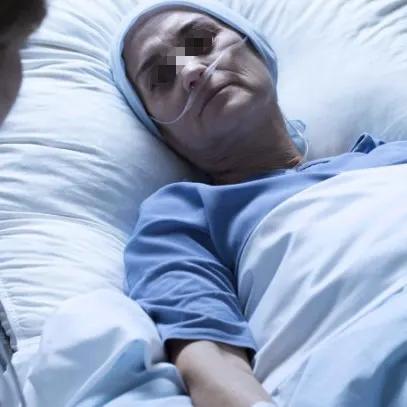 倾家荡产去救一个绝症老人是否值得，不能一概而论，需要从多方面考量。

从情感和伦