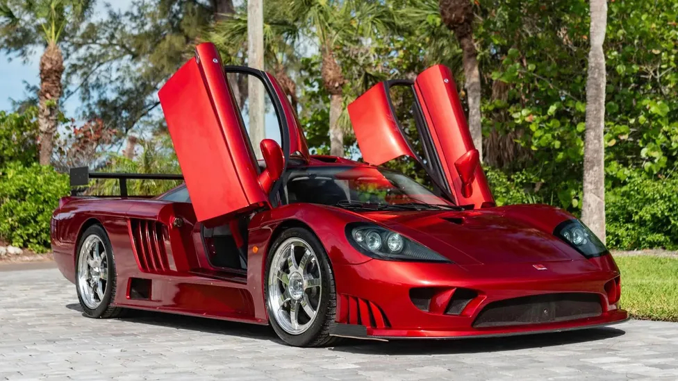 全球仅两辆的Saleen S7且配备竞赛套件，红色涂装、蝴蝶门、巨大的方形后扰流