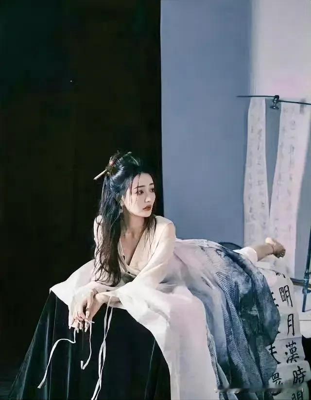 徐璐这打扮这姿态太妖了