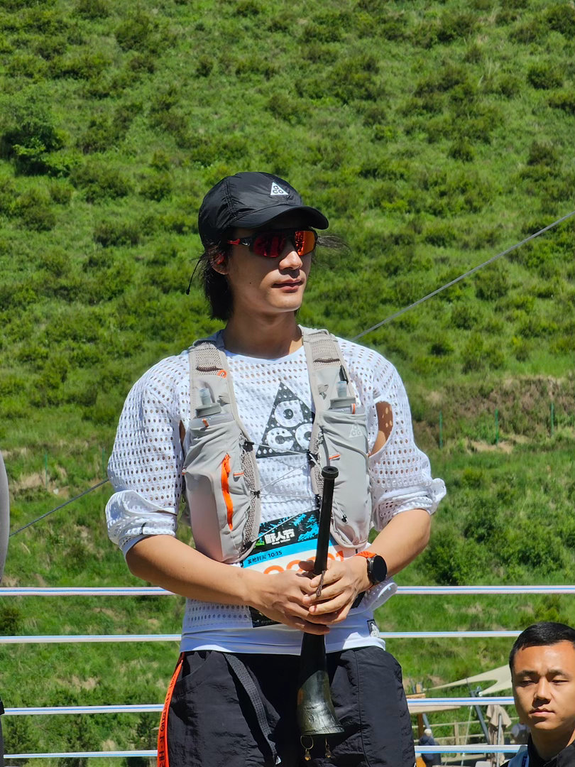 此沙身上的野气此沙好野啊此沙户外越野状态真的绝了，墨镜配上全套运动装备氛围感拉满