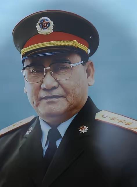 1985年百万大裁军，保留成都军区，新的成都军区司令员是55岁的傅全有。傅全有参