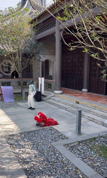 古风门前，现代我
📍广州 广州市文化馆
天天领红包在广州市文化馆广府园正门进去