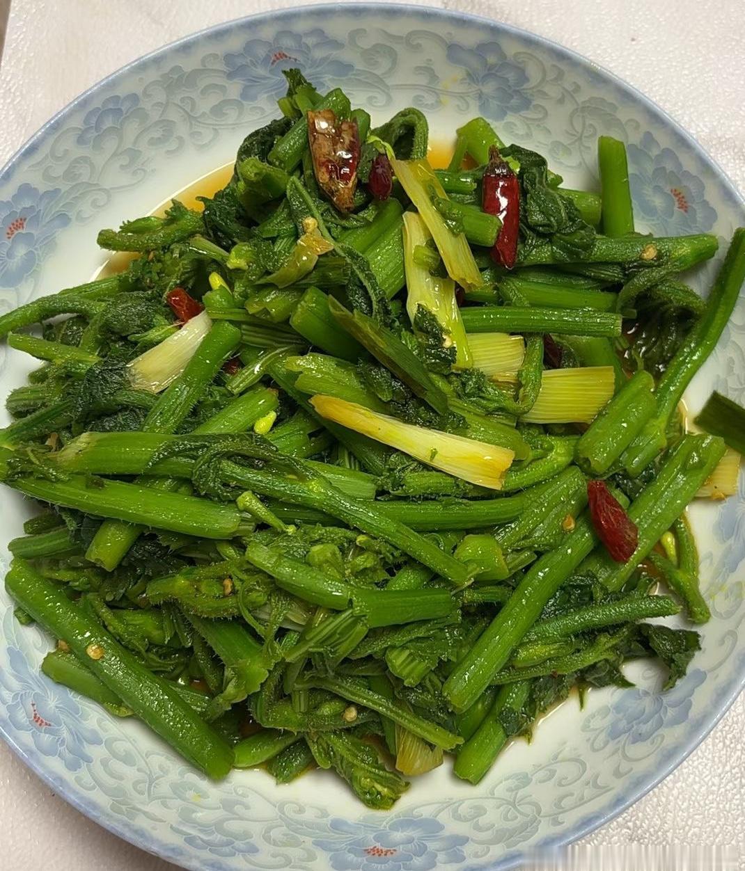 我妈越是想留我，我越想逃。

刚带孩子在重庆玩了四天，回来路过她那儿，她扒着车门