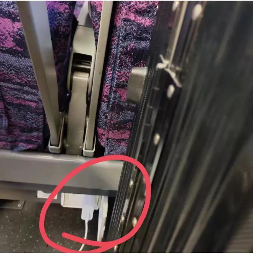 动车上可以充电!太酷啦
动车 上是可以充电的，充电器在脚下两个座位的中间，开盖儿