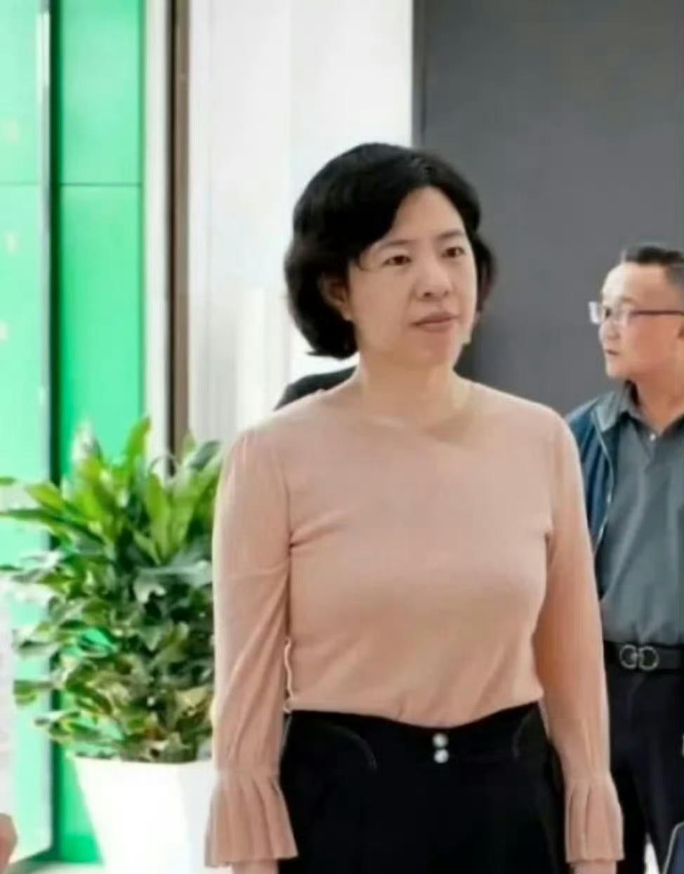 不得不服老祖宗的智慧，《诸葛巧连神速》查周局长名字：为山九仞，功亏一篑。她能做到