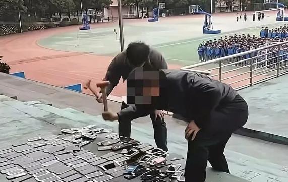 学校把没收的学生手机当众销毁，网友调侃这杀鸡儆猴的方式违法！

网友的质疑是有法