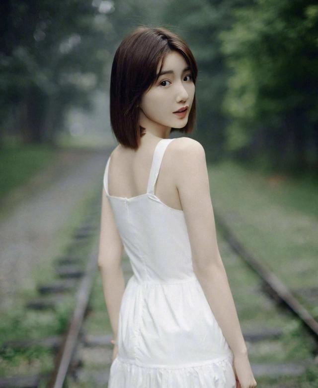 2017年，刚结束工作的毛晓彤拖着行李箱回到与陈翔的爱巢，本想给男友一个惊喜，没