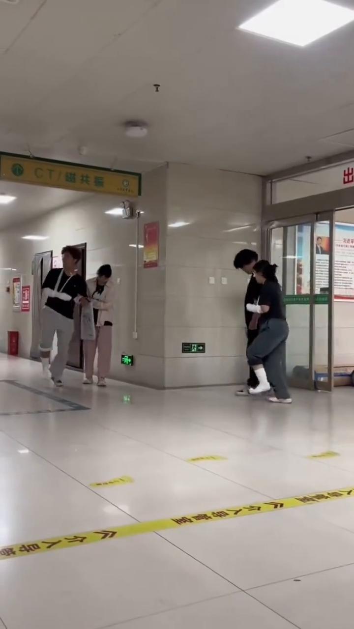 见过撞衫的，没见过撞伤的。