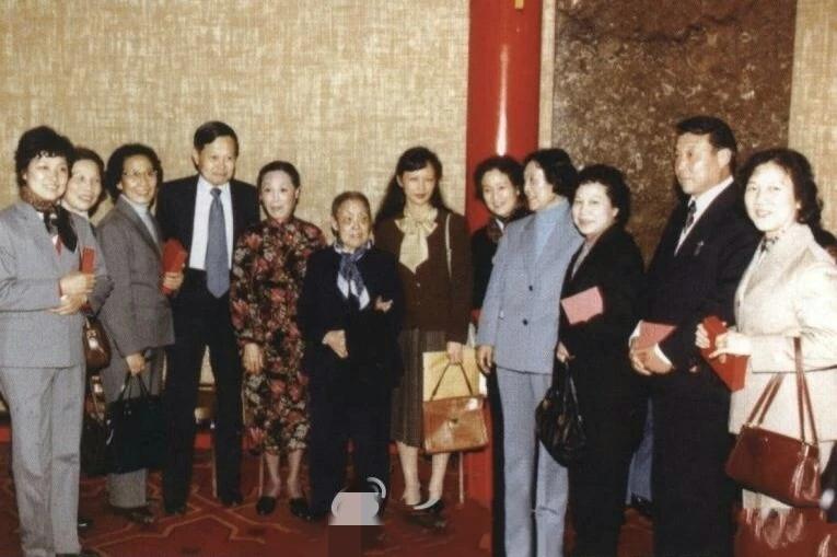图一 1983年，袁雪芬 徐玉兰 王文娟 范瑞娟 张桂凤 金采风 吕瑞英与杨振宁