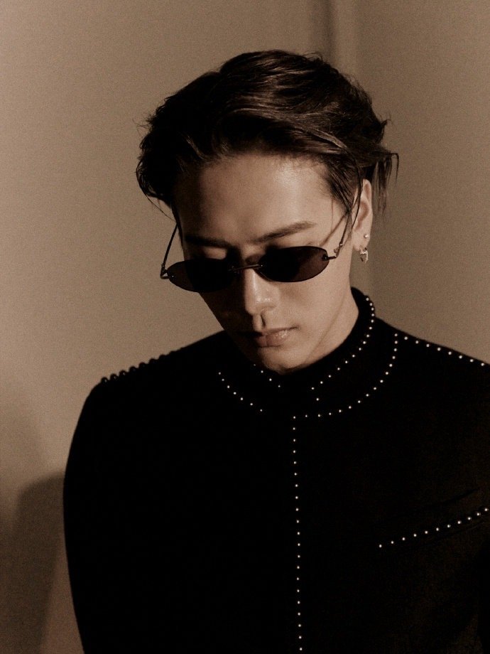 #王嘉尔半裸出发图#出席LV男装秀，出发图以一组黑白半裸居家风格为主，人夫感满满