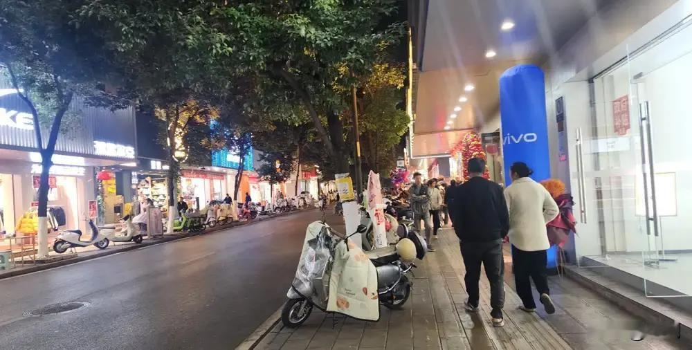 云南商务厅刚公布春节消费地图。

昆明主城、大理古城、西双版纳三大热点七天吸金4