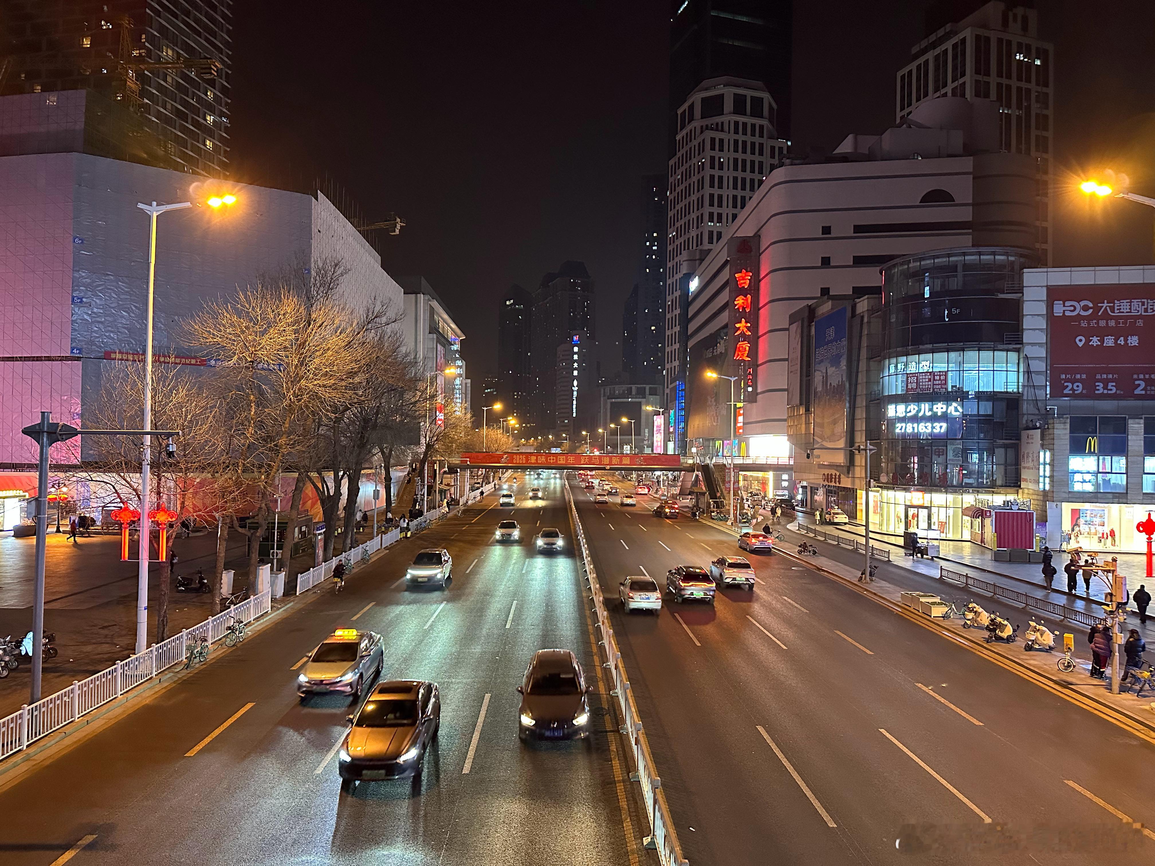 好多年前，曾经有几年，很爱在这处的桥上发呆，两座桥哪个都行，反正直愣愣看桥下车河