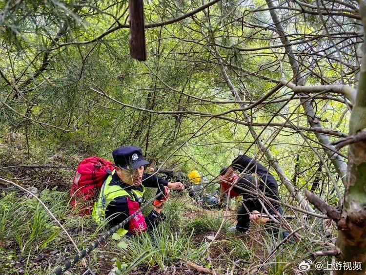 【三名湖北男子山上采药被困悬崖 重庆多部门联手营救】#三人采药被困悬崖多部门联手