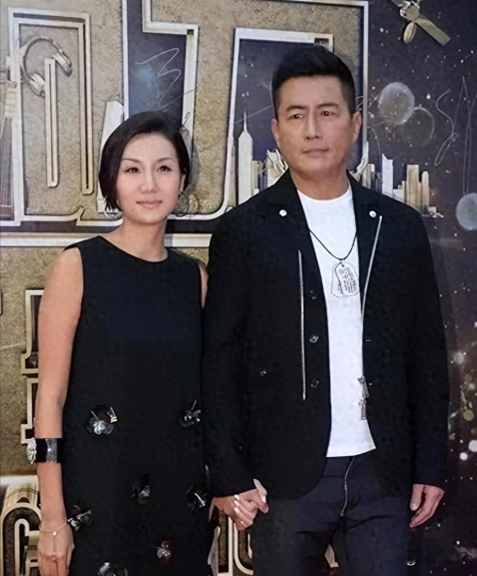 高曙光娶女老板，年龄差16岁，婚后11年却越老越甜。
他俩结婚时别人都说不行。一