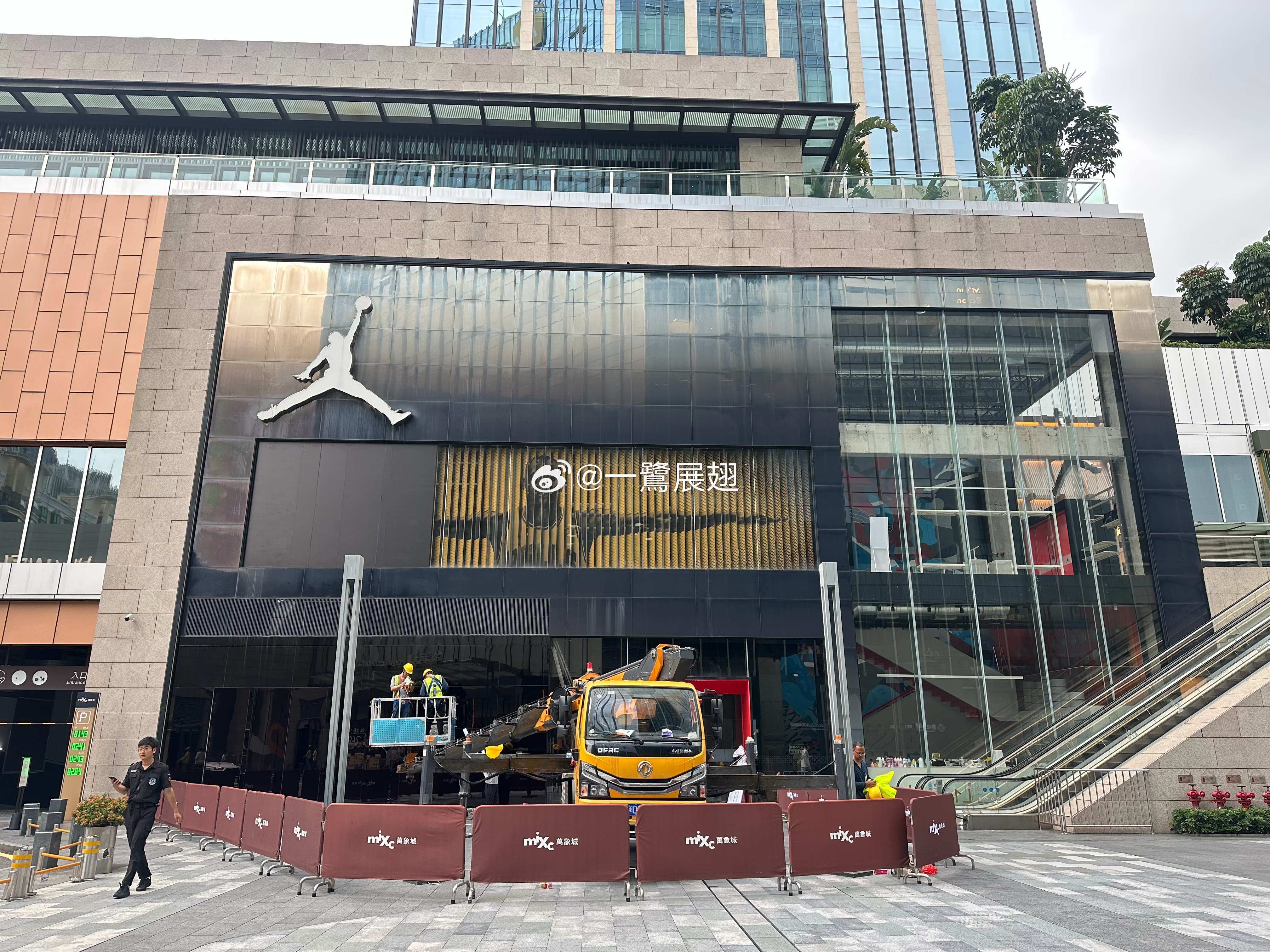 厦门商业 昨晚营业时间结束后，AIR JORDAN L1开始撤离。 ​​​