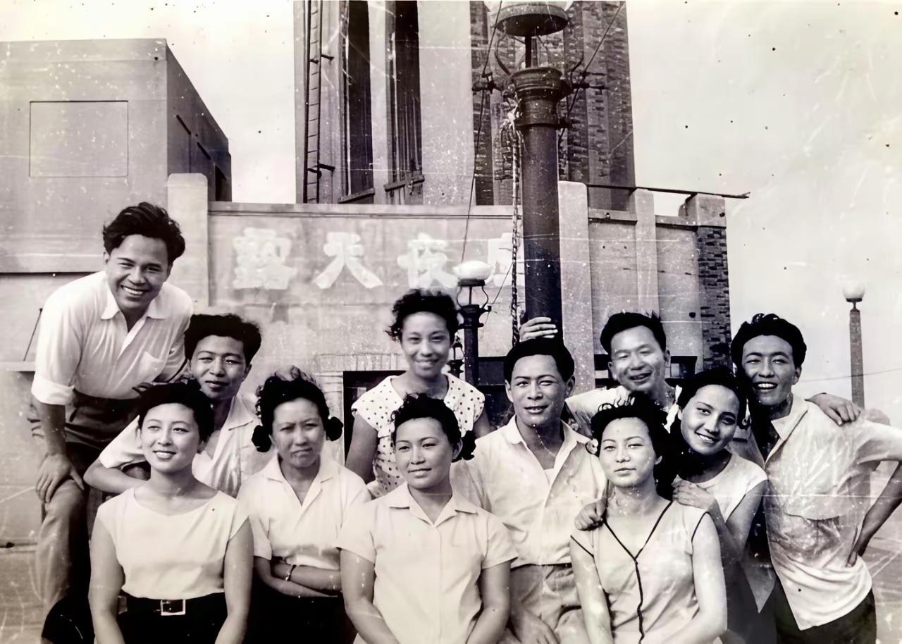 《阿诗玛》剧组部分人员合影
应该说基本上都已经不在人世了吧！[泣不成声]