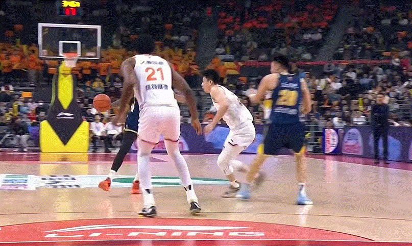 第一节就落后快20分，广东队被打得毫无还手之力，攻防两端全被压制，看得挺人绝望的