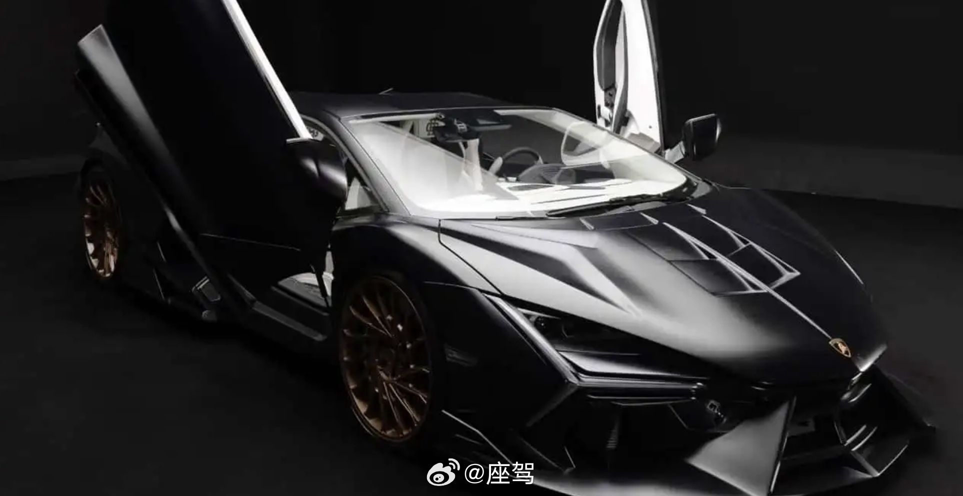 西班牙高端改装品牌 Venuum Black 正式发布了基于兰博基尼 Revue