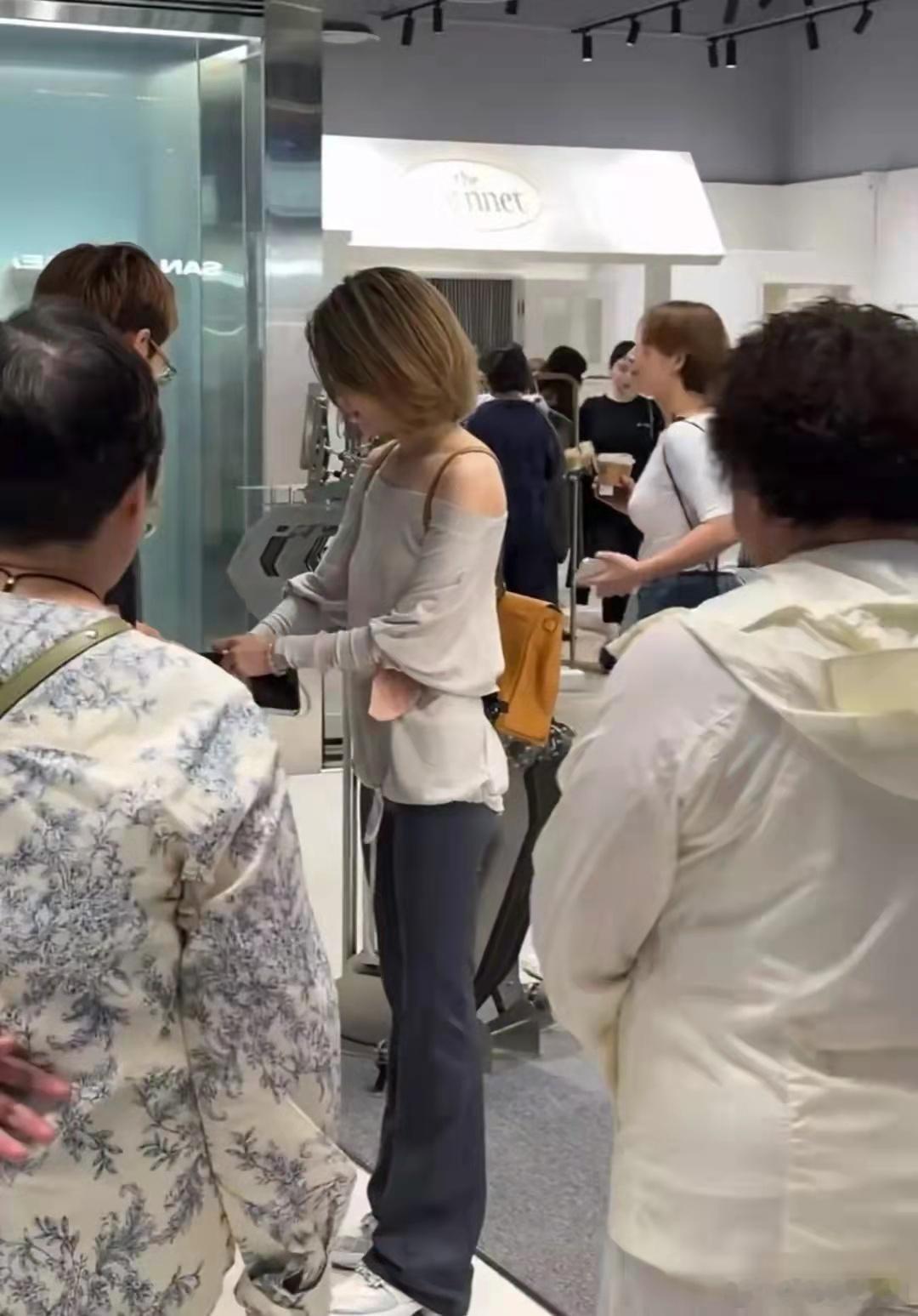 韩国商场偶遇赵露思！带着一家人旅游好孝顺，爱马仕包包超级抢镜！ ​​​