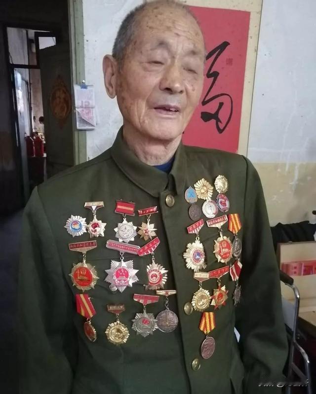 1951年5月28日，志愿军某部8连深夜被美军袭击，不但丢了阵地，还被美军猛烈的