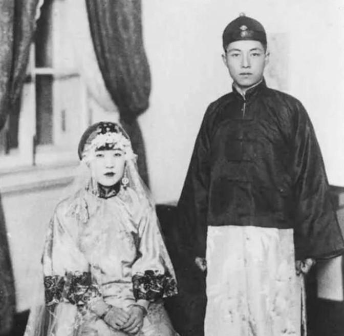 1926年，唐怡莹趁着丈夫溥杰不在家，和张学良在床上激烈正酣。多年后，张学良向溥