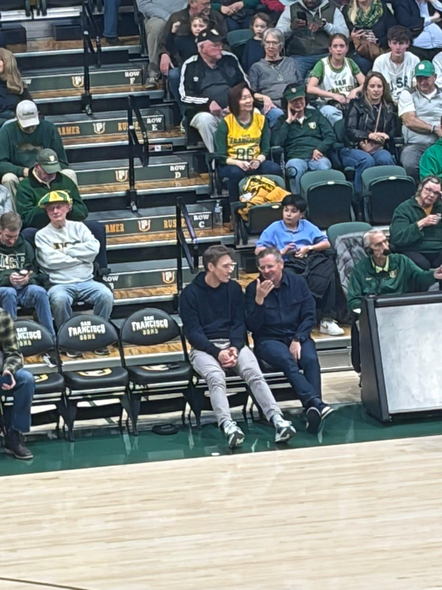 湾区球迷在旧金山大学比赛主场现场对阵圣克拉拉大学（波姐母校）的比赛中看到了勇士队