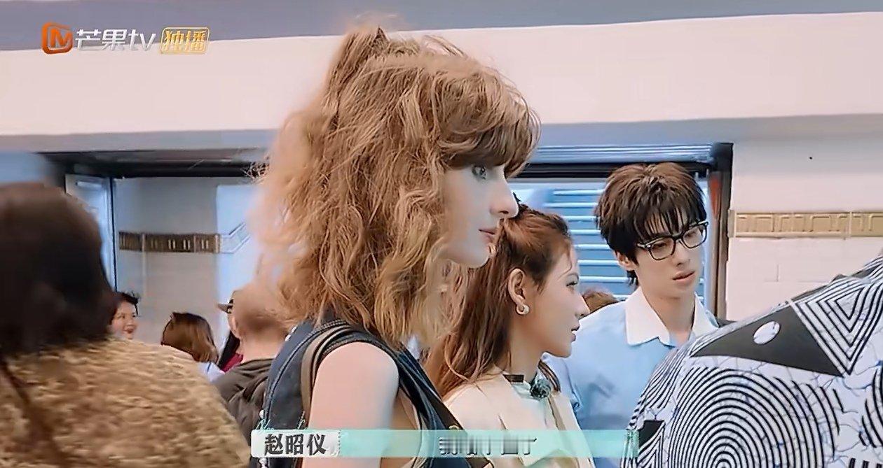 张予曦颜安把赵昭仪宠成小孩了 坐地铁买票现场，赵昭仪一句脚疼，张予曦和颜安瞬间行