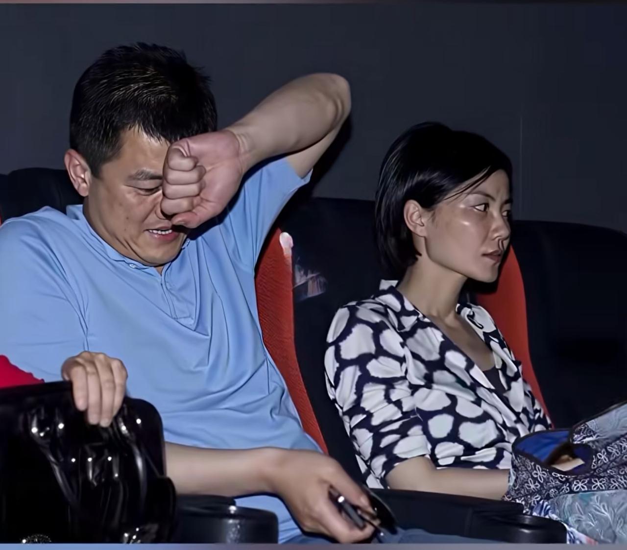 结婚后的李亚鹏和王菲一起端坐位椅子上，李亚鹏这时期已经有些苍老了，颜值下滑，脸也
