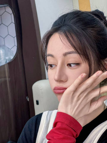 迪丽热巴嘟嘴照好萌迪丽热巴搞怪抓拍 迪丽热巴嘟嘴拍照好萌呀！迪丽热巴