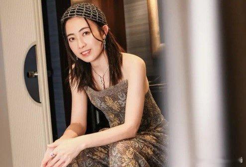 甘比晒活动照：与郑裕玲阿云嘎合照，和陈妍希坐一起合影很开心！ ​​​