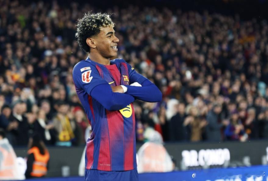 马卡报撰文写道，在上轮对阵莱万特的西甲比赛中，亚马尔在第88分钟被弗里克换下，对