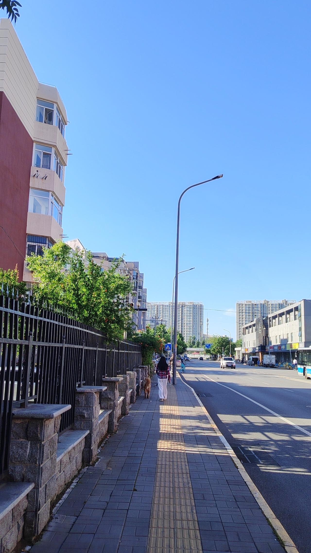 乞丐向路人要一百元，路人说只有八十，乞丐竟说：“那你欠我二十。”贪婪之欲一旦取代