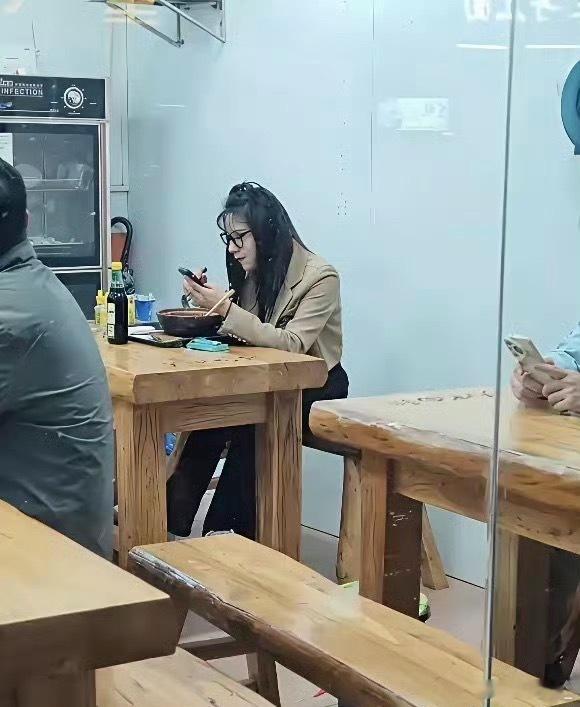 要不要帮她把单买了？