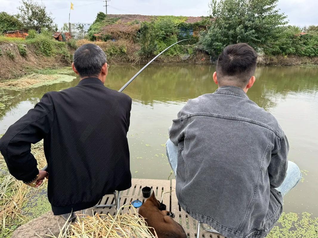 武汉，一钓鱼佬郊外野钓，嫌2个老外一直在旁边吵，害他钓不到鱼，于是，他斜眼多看了