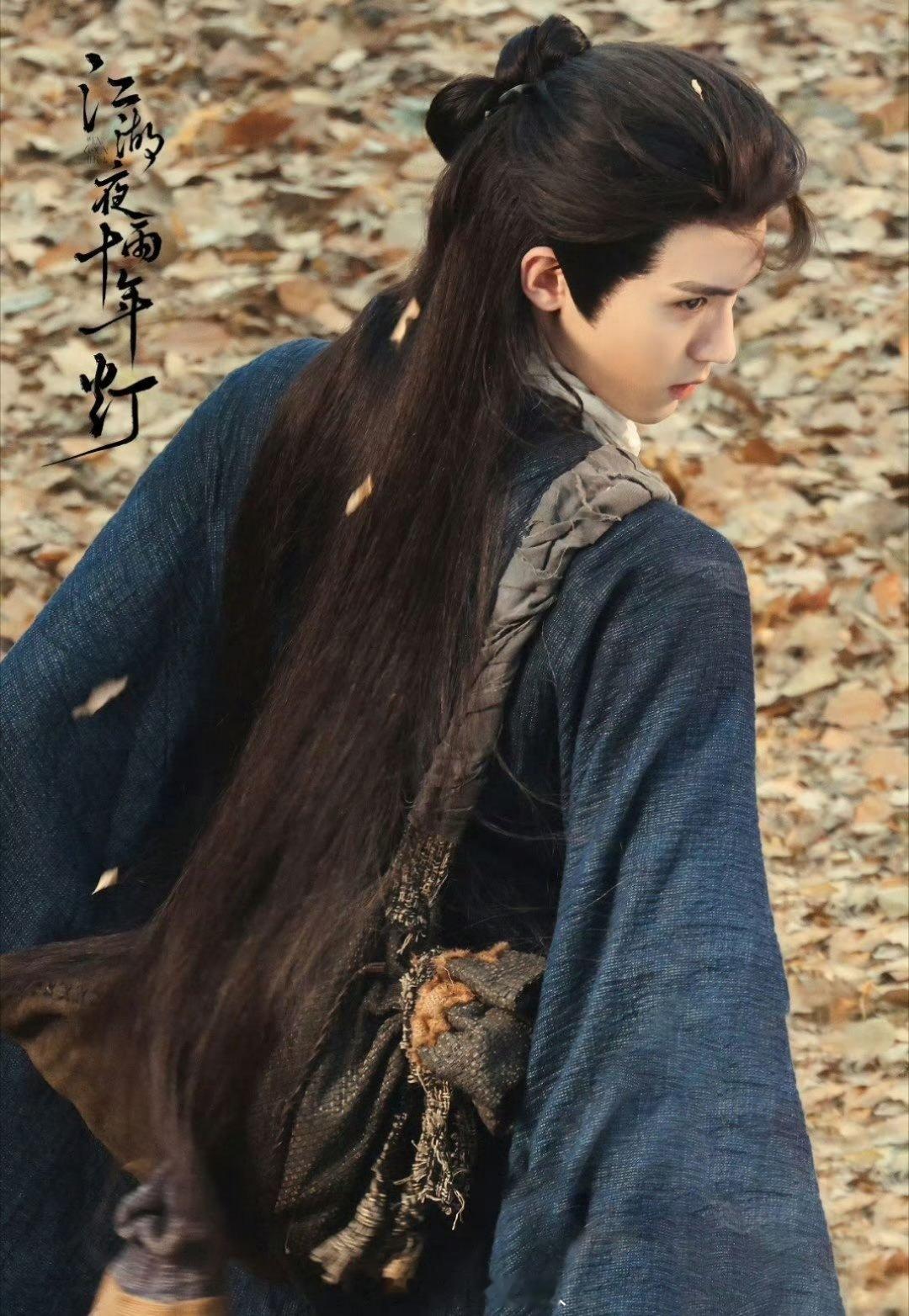 #周翊然布衣持剑海报# 救命周翊然这个造型真的是帅惨了，我太喜欢他这个持剑和战损