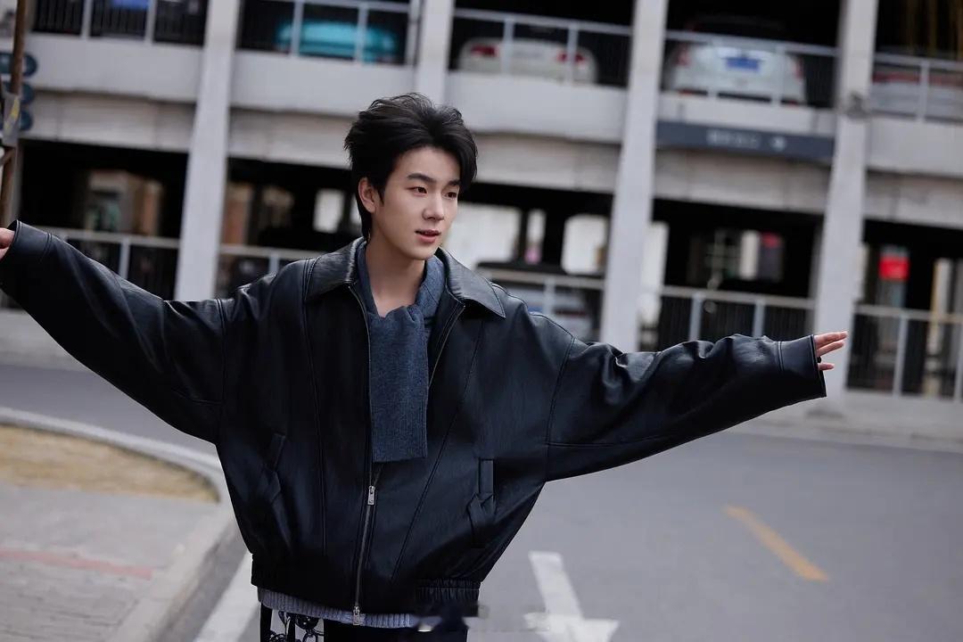 迟兴楷和江奇霖也太像了，简直是大小版复刻，这就是长大后的样子吗眉眼骨像高度重合，