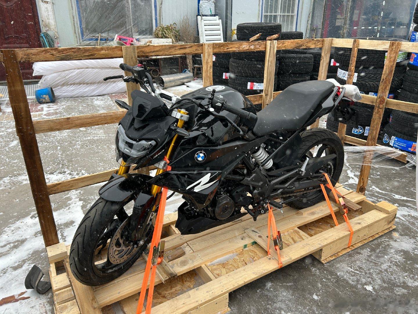 第一次从 4S 店买宝马新车虽然应该是宝马整个产品序列中最便宜的车但是仍然非常开