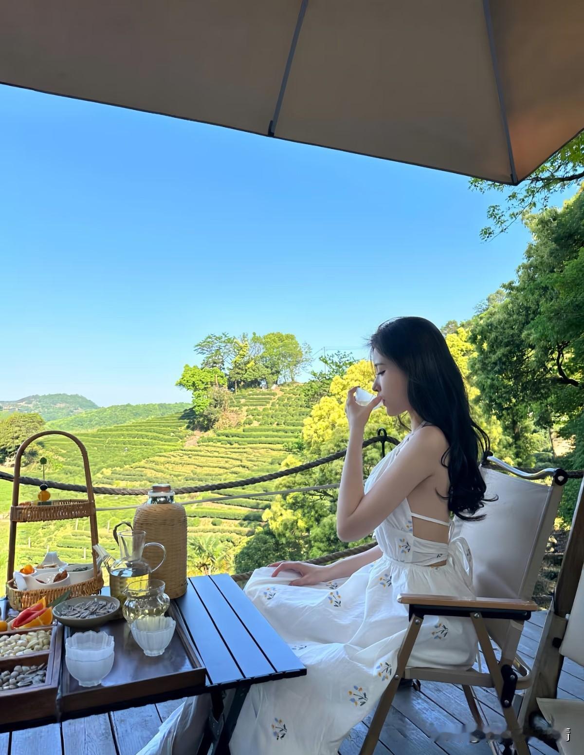 要说除了水之外最解渴的，首推淡茶水！别选太浓的，就绿茶、茉莉花茶泡得淡淡的，喝着