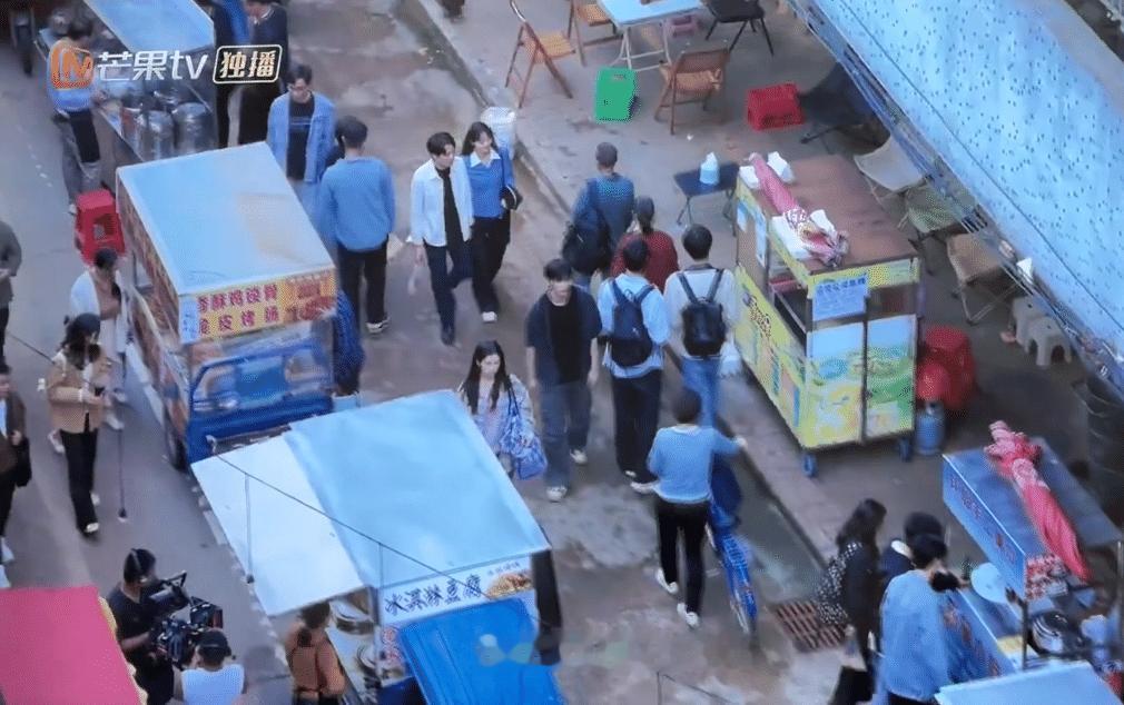 野狗骨头穿帮镜头哈哈，是不是太大意了这有点太明显了吧