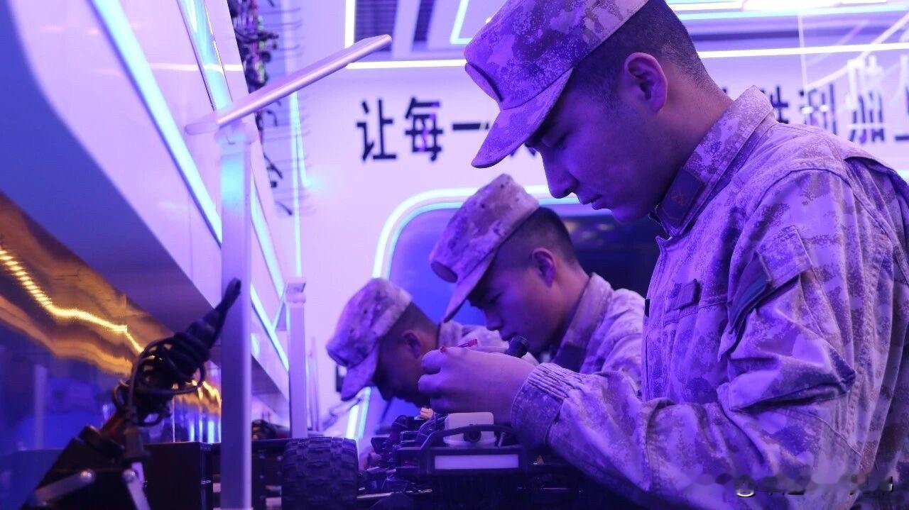 全军各部队目前都在兴起大玩无人装备的热潮，瞧瞧，西部战区陆军第76集团军某合成旅