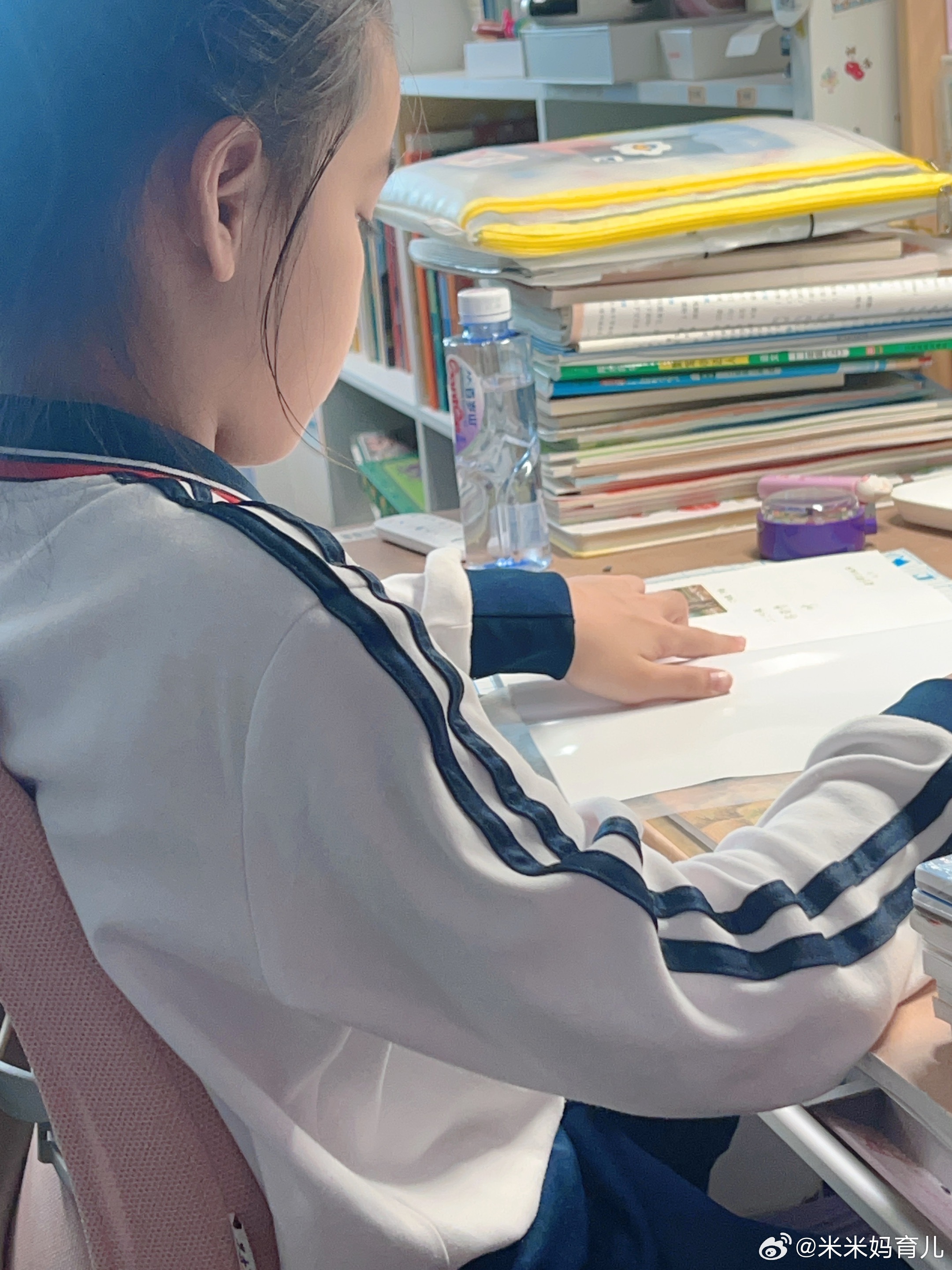 在和米米英文对话～突然间想问她用牙线了吗？不知道咋说赶紧飞去有道：dental 