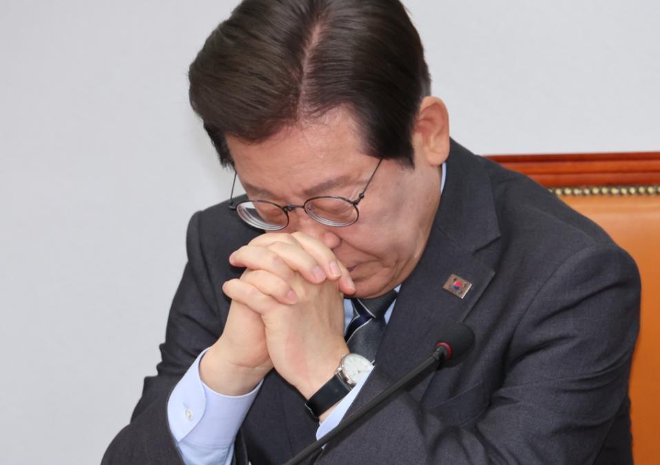 美国批准韩国造核潜艇的消息闹得沸沸扬扬，可两国首脑会谈过去两周多，白纸黑字的协议