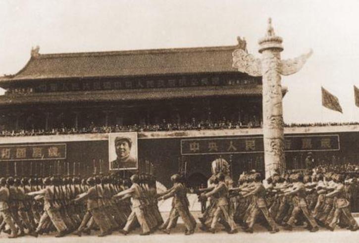 1949年，开国大典前，一个排长在天安门附近巡视的时候，发现了一个奇怪的烟头，他