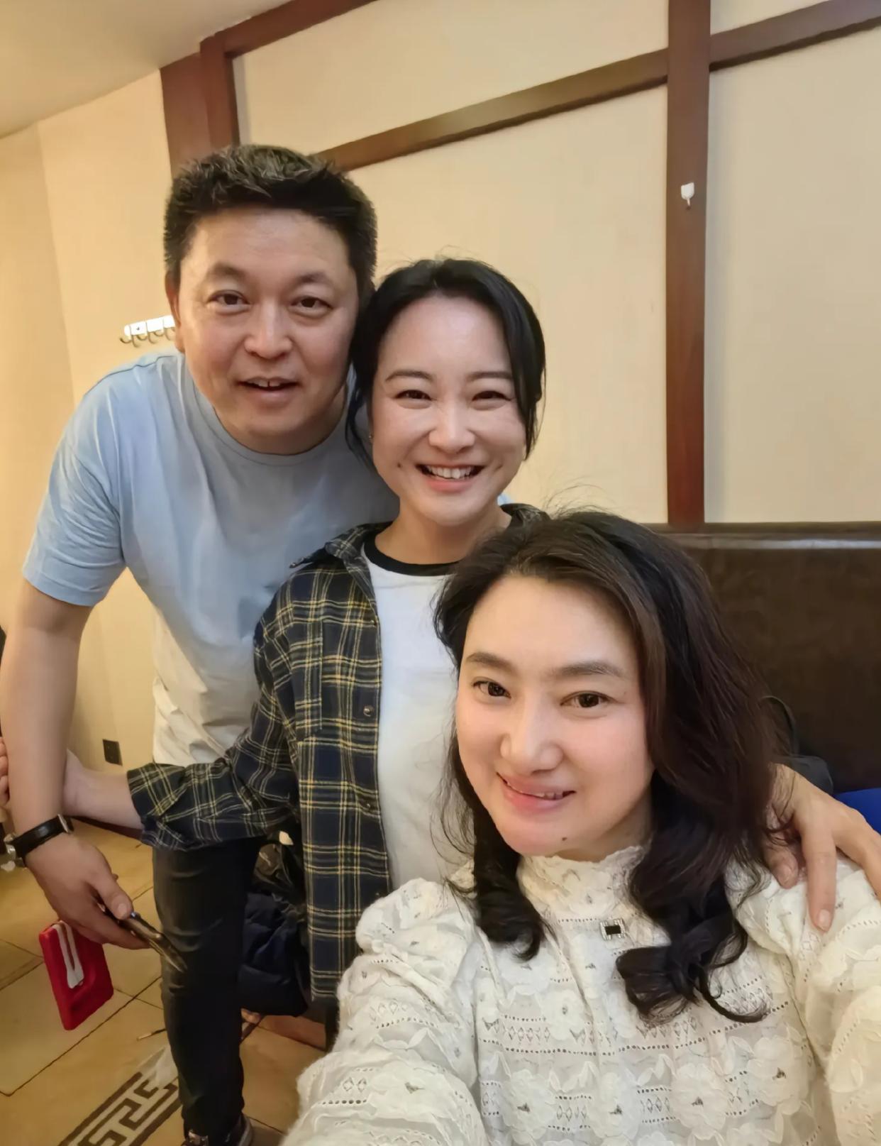 淡出大众视野许久的贾玲，低调现身恩师冯巩的生日宴，久违近照曝光后让人直呼认不出。