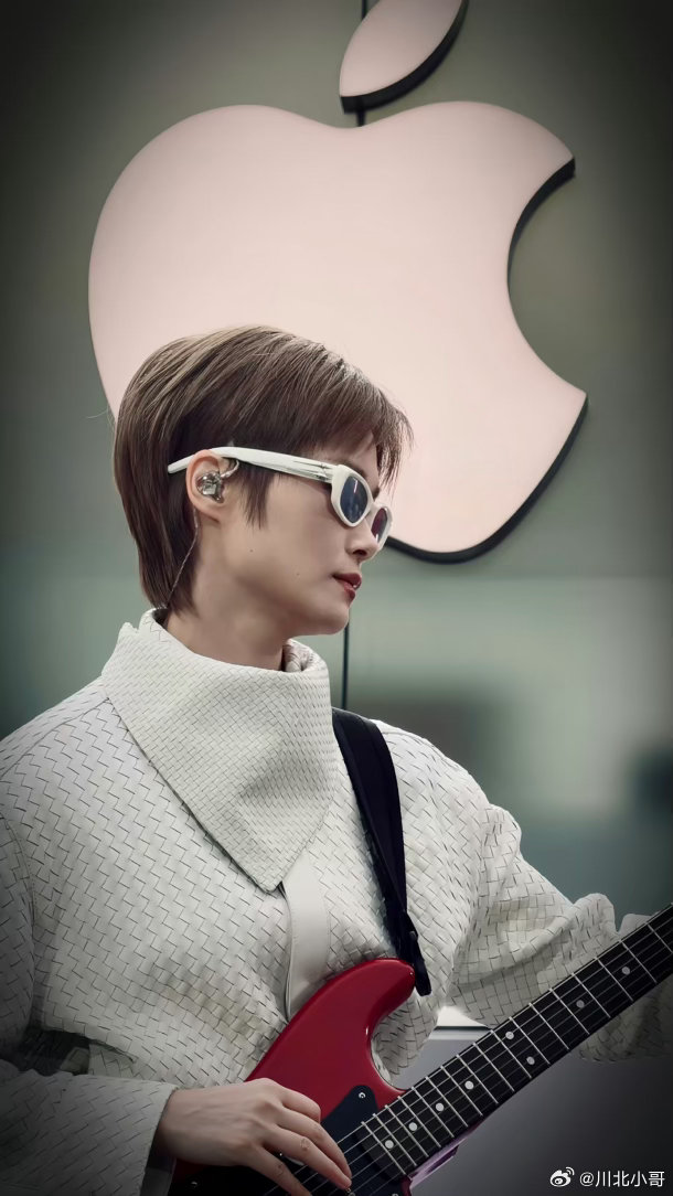 李宇春受邀参加成都苹果50周年庆今日，成都太古里Apple Store举办苹果成