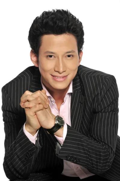 李金哲，我国著名的田径运动员，曾多次在国际、国内比赛中屡创佳绩，为我国田径运动发